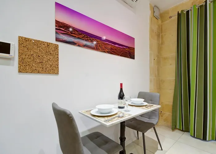 Tritoni Harbour - * Valletta